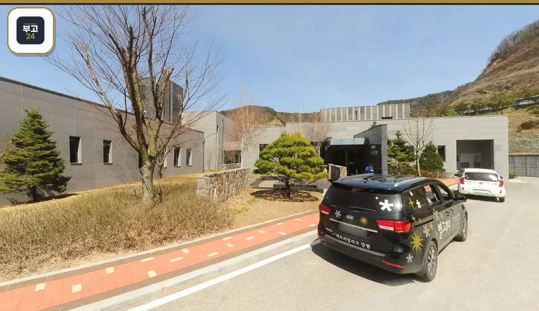 별그리다장례식장 주차 차량과 정면 입구