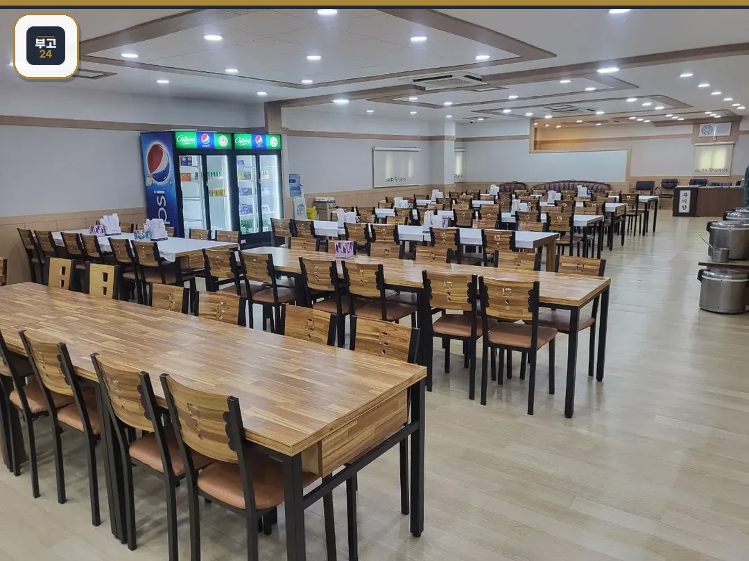 식당 내부와 음료 냉장고, 넓은 좌석