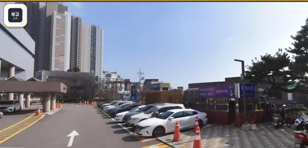 동아대학교병원장례식장 주차장과 진입로 전경