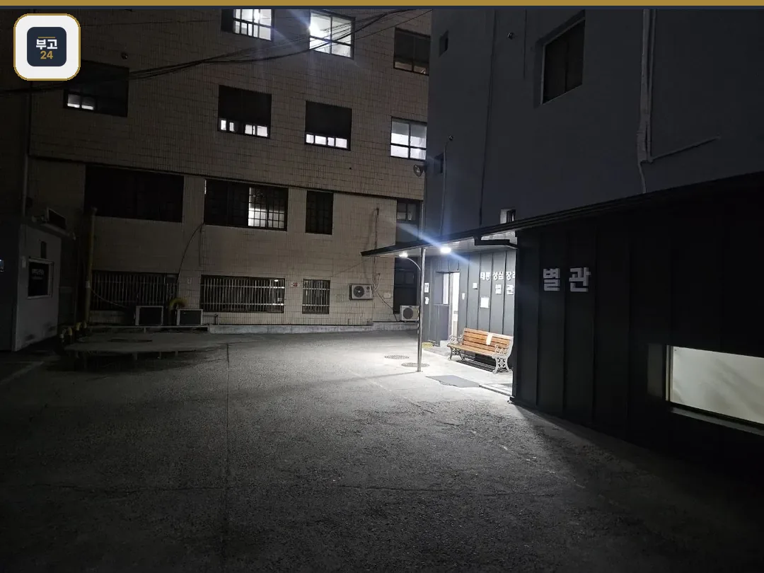 태릉성심장례식장 별관 입구의 야간 모습