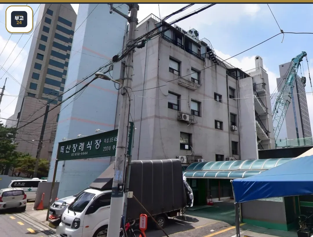 독산장례식장 건물 측면과 진입 통로