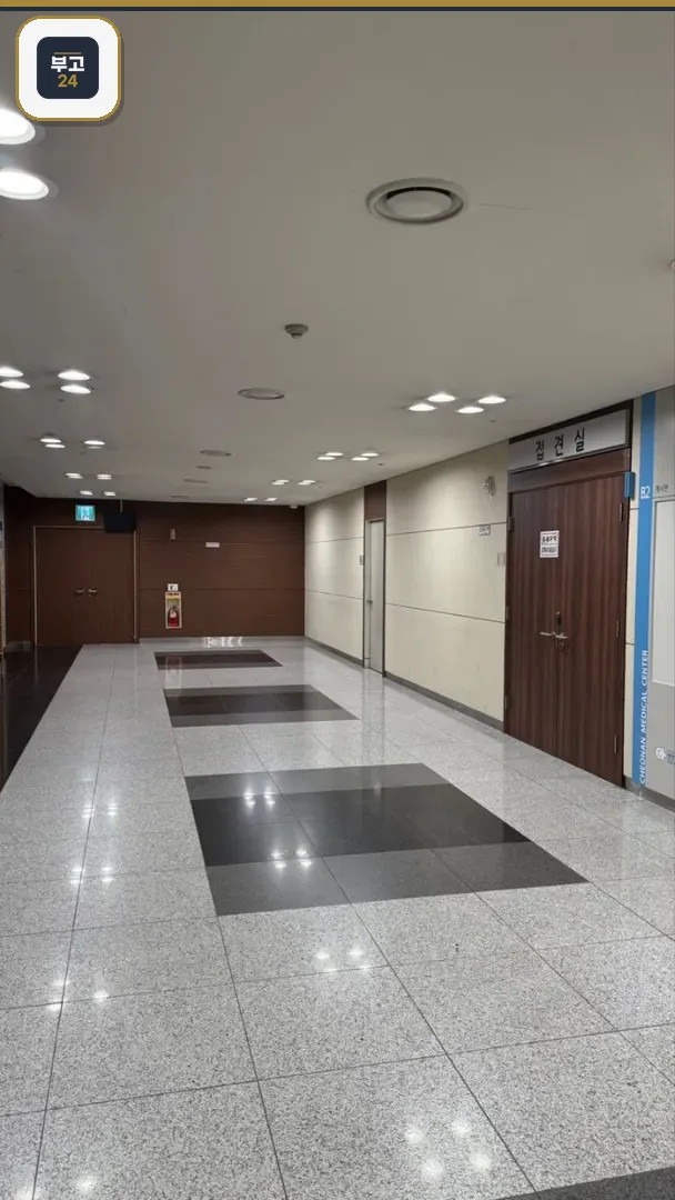 천안의료원장례식장 복도와 시설 안내 표지