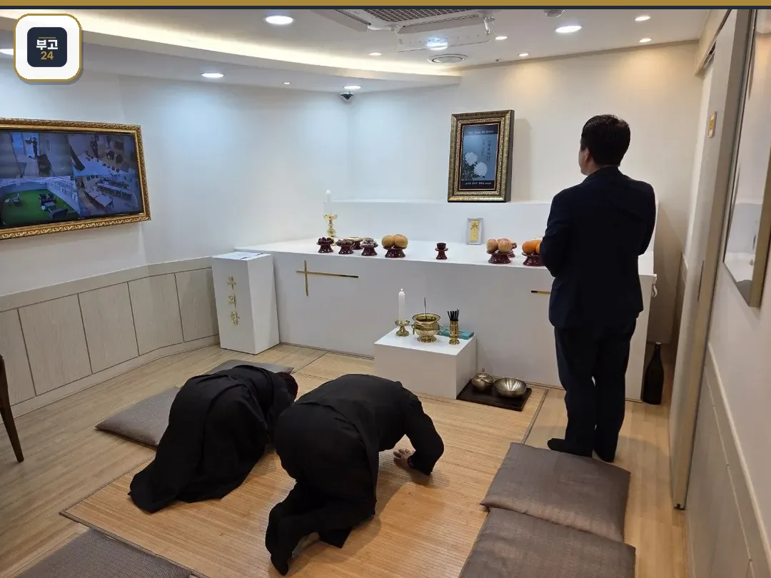 장례식장 빈소에서 조문객이 절을 하는 모습