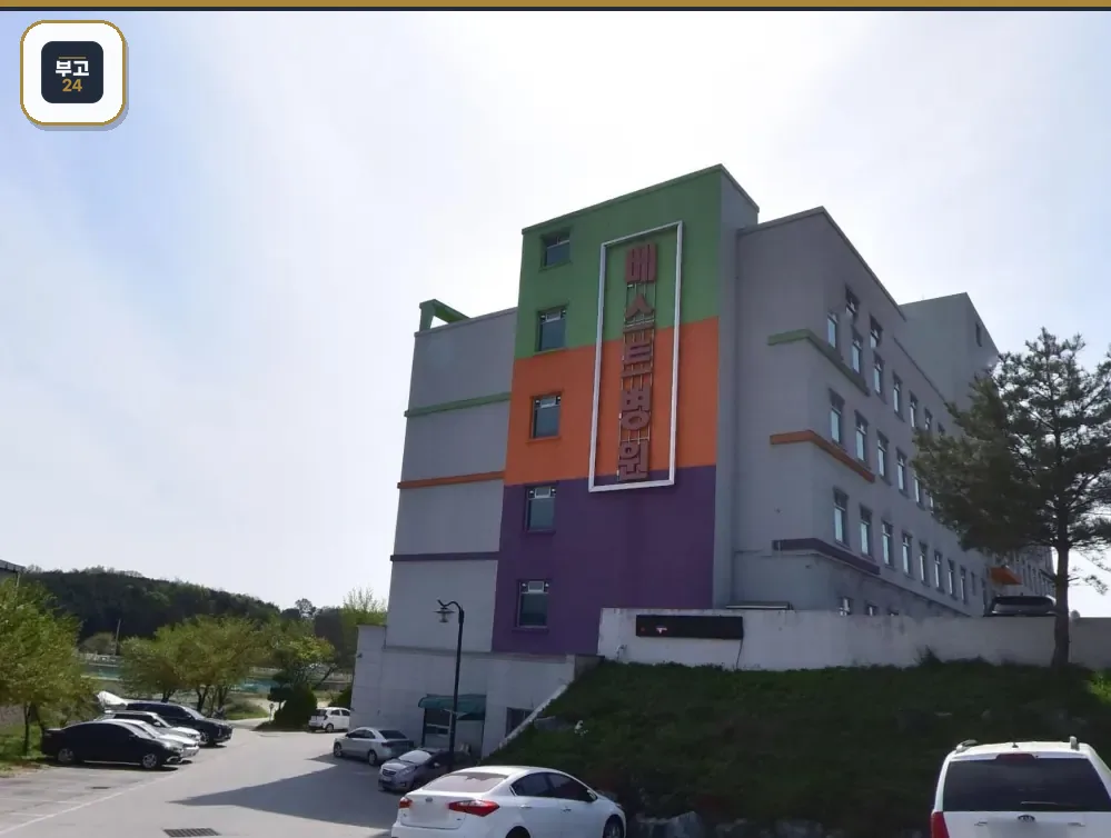 가남베스트장례식장 건물 전경과 주차장
