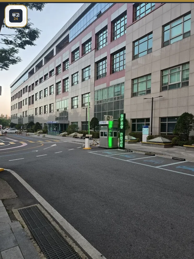 입빈관 출입구가 있는 병원 건물 외관
