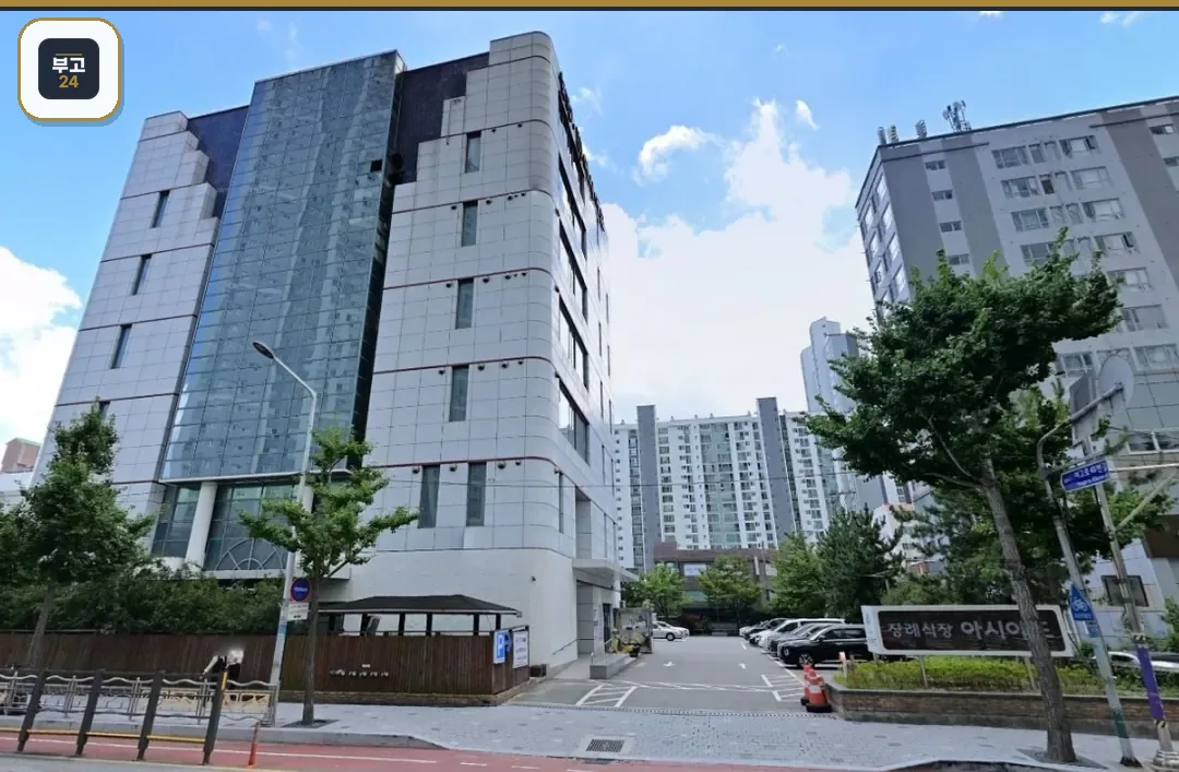 부산아시아드장례식장 건물과 주차장, 인근 아파트 단지