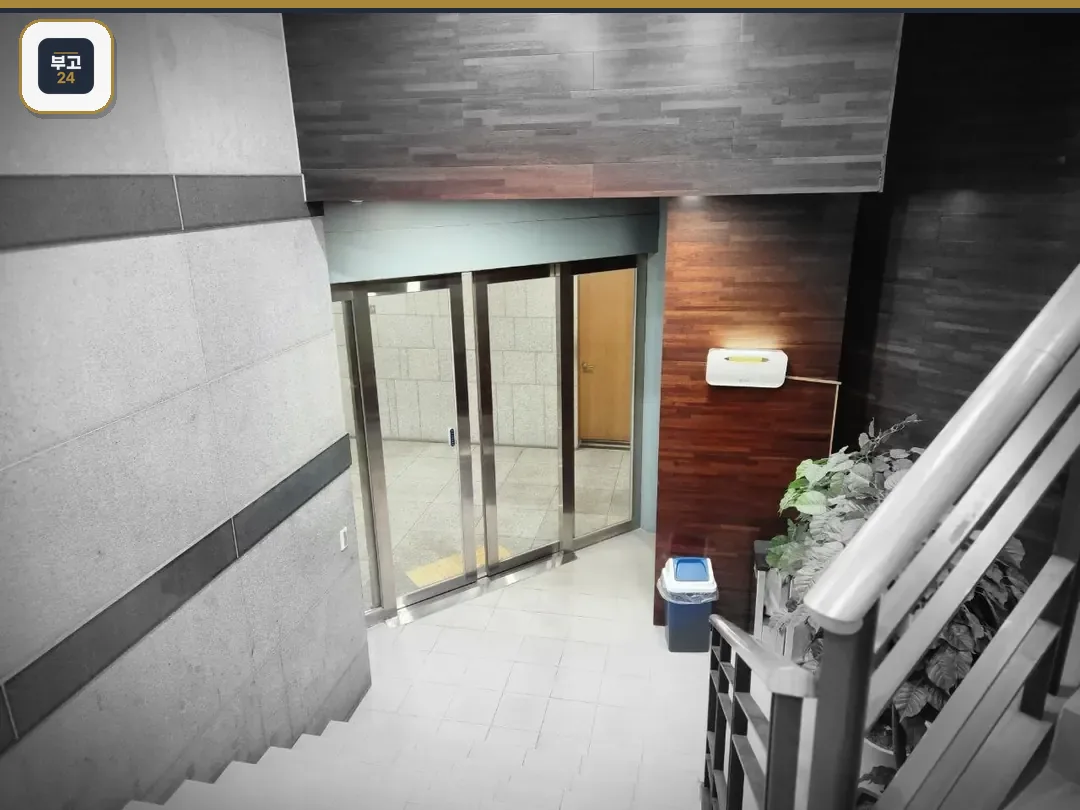 계단에서 본 엘리베이터 입구 모습