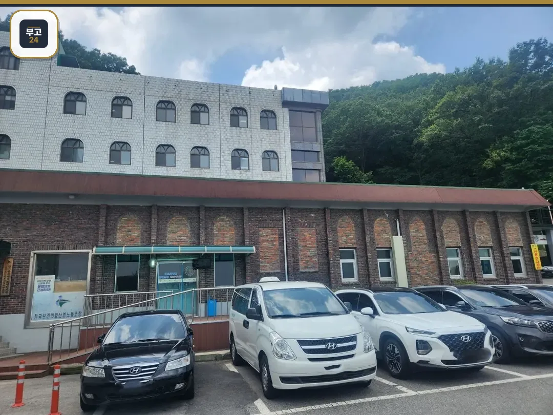 주차장 너머로 보이는 장례식장 외관.