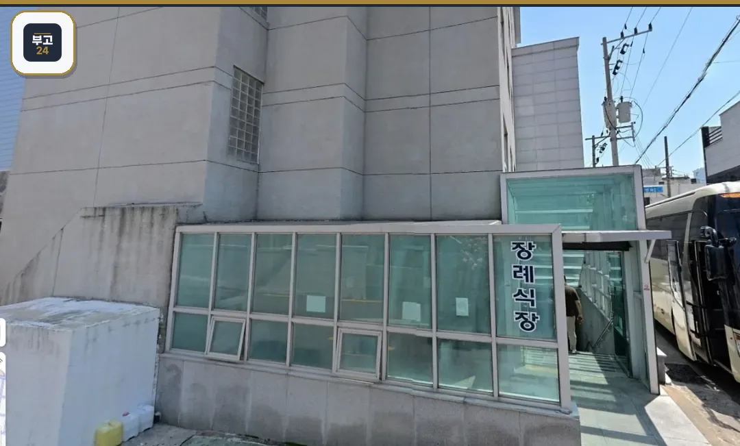 bhs한서병원장례식장 유리문 입구와 회색 벽면